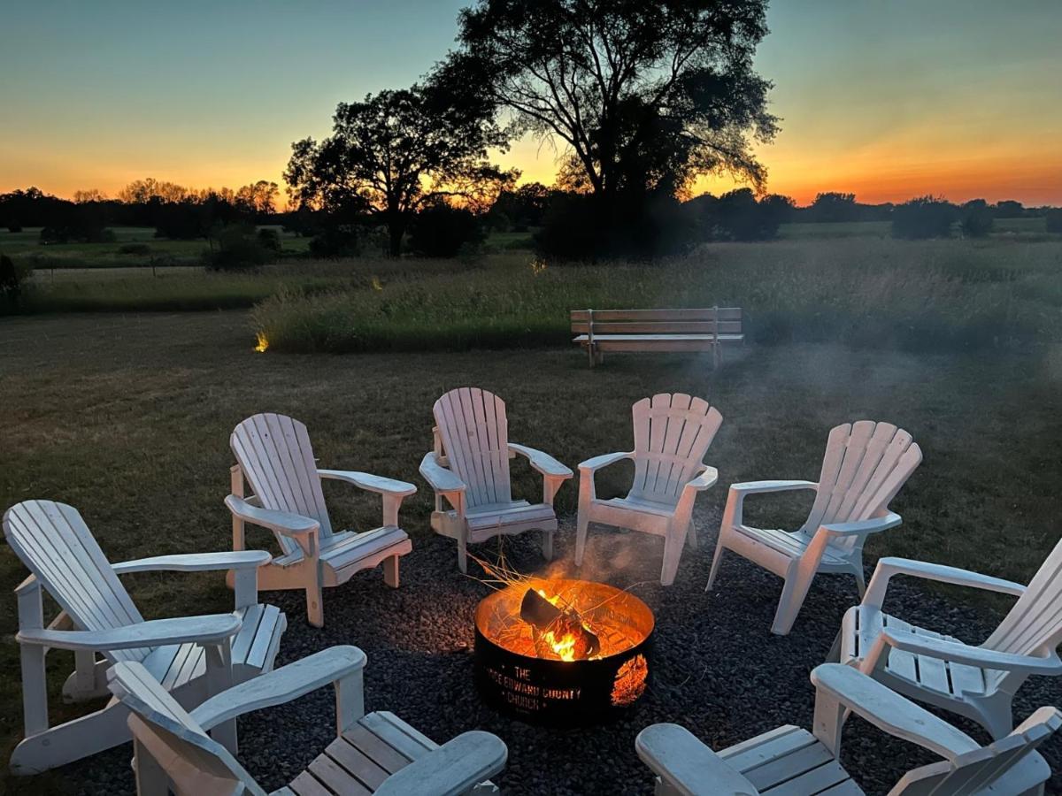 The Prince Edward County Church, A Unique Escape ベルビル エクステリア 写真
